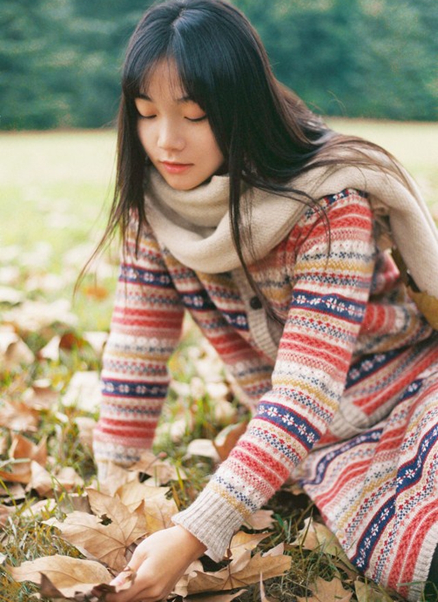 枫树下的清纯美女长发披肩写真