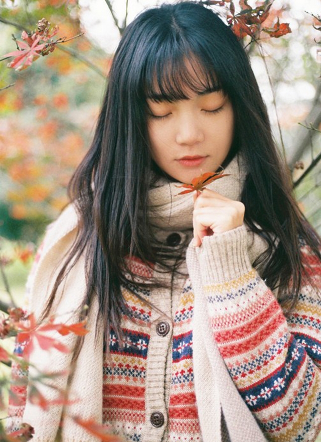 枫树下的清纯美女长发披肩写真