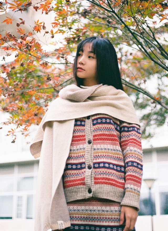 枫树下的清纯美女长发披肩写真