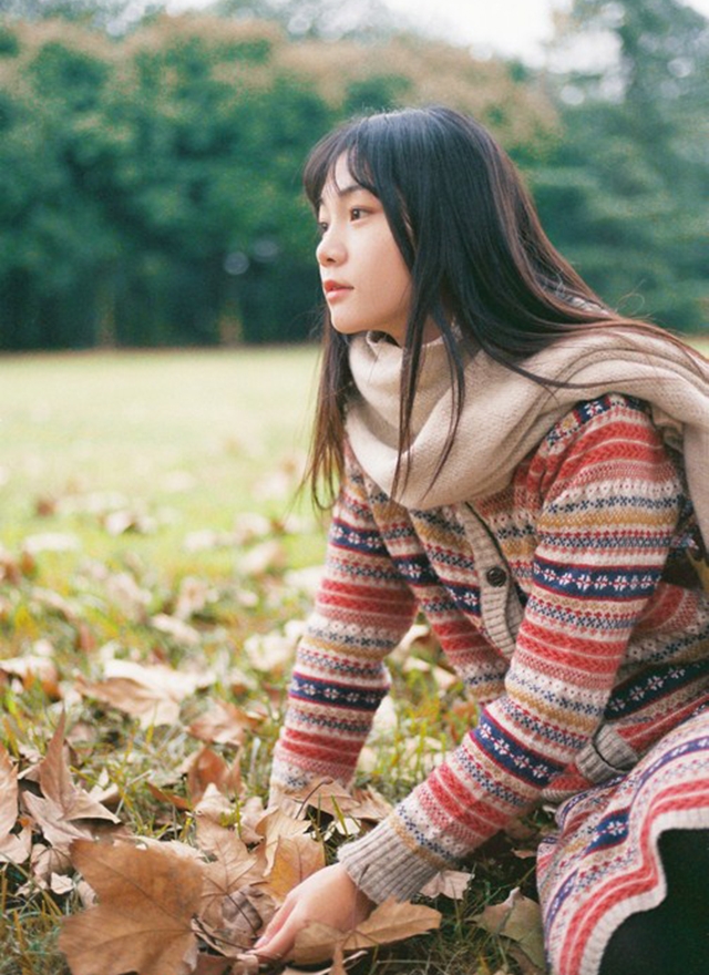 枫树下的清纯美女长发披肩写真