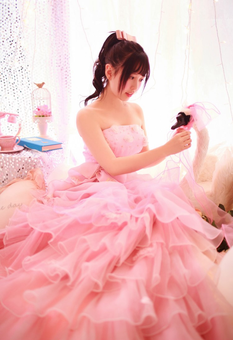 半裸美女原味内衣后翘臀性感写真