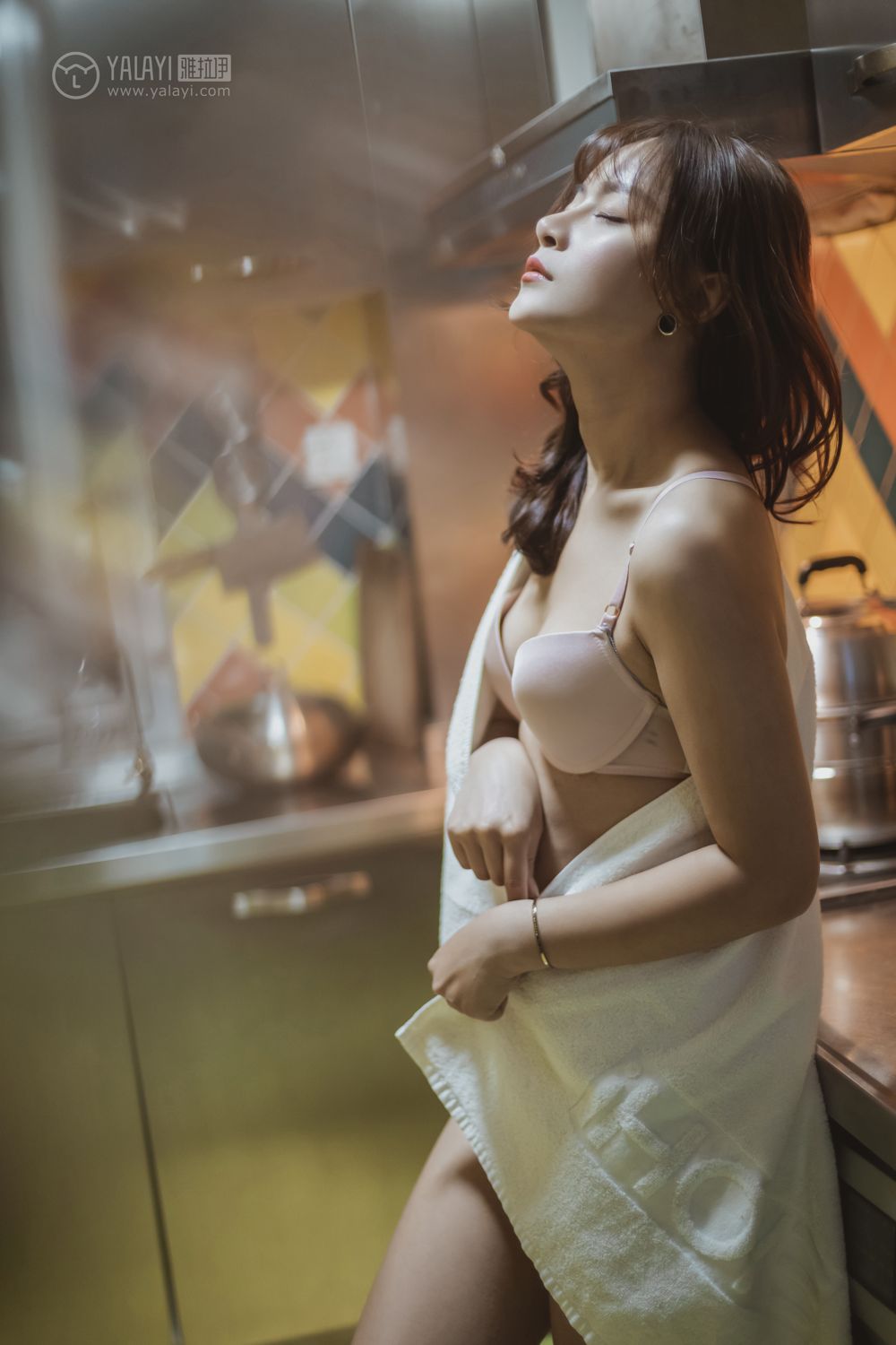 半裸美女原味内衣后翘臀性感写真