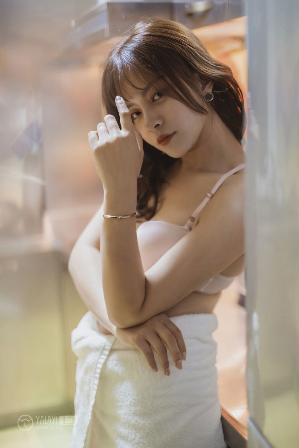 半裸美女原味内衣后翘臀性感写真