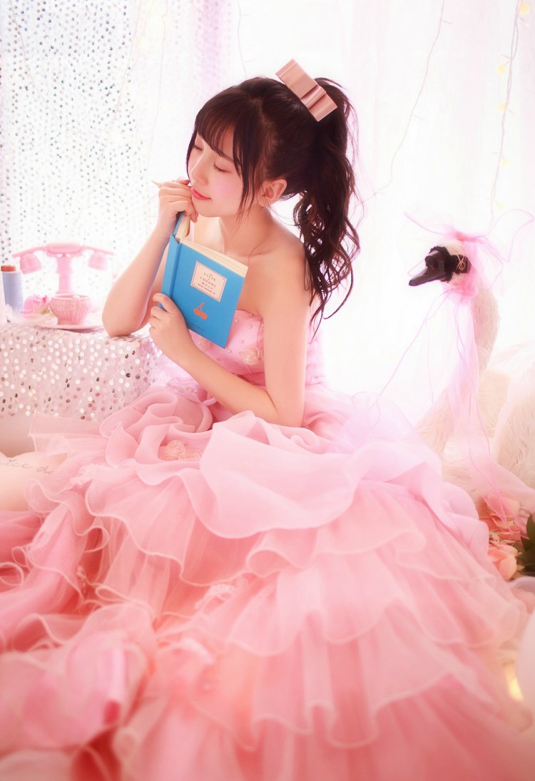 半裸美女原味内衣后翘臀性感写真