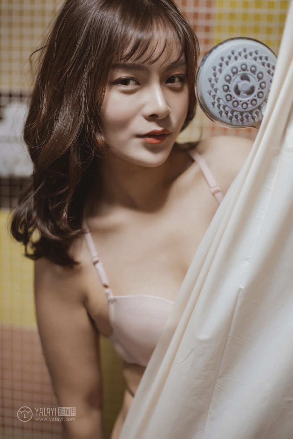 半裸美女原味内衣后翘臀性感写真