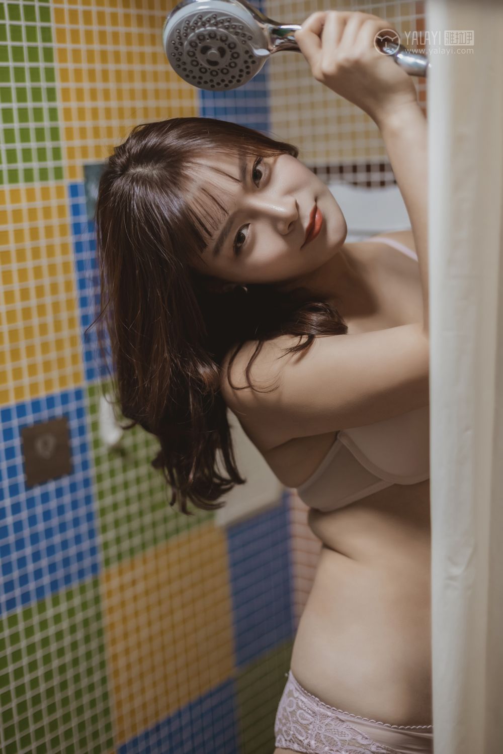 半裸美女原味内衣后翘臀性感写真