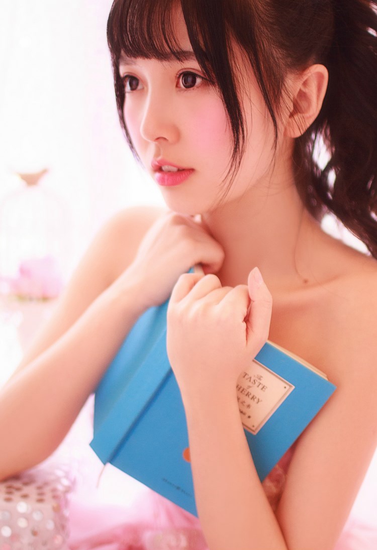 半裸美女原味内衣后翘臀性感写真