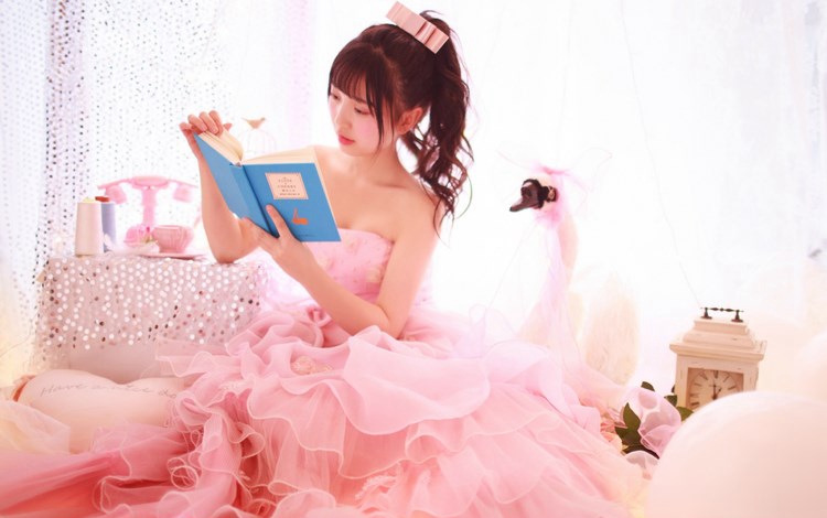 半裸美女原味内衣后翘臀性感写真