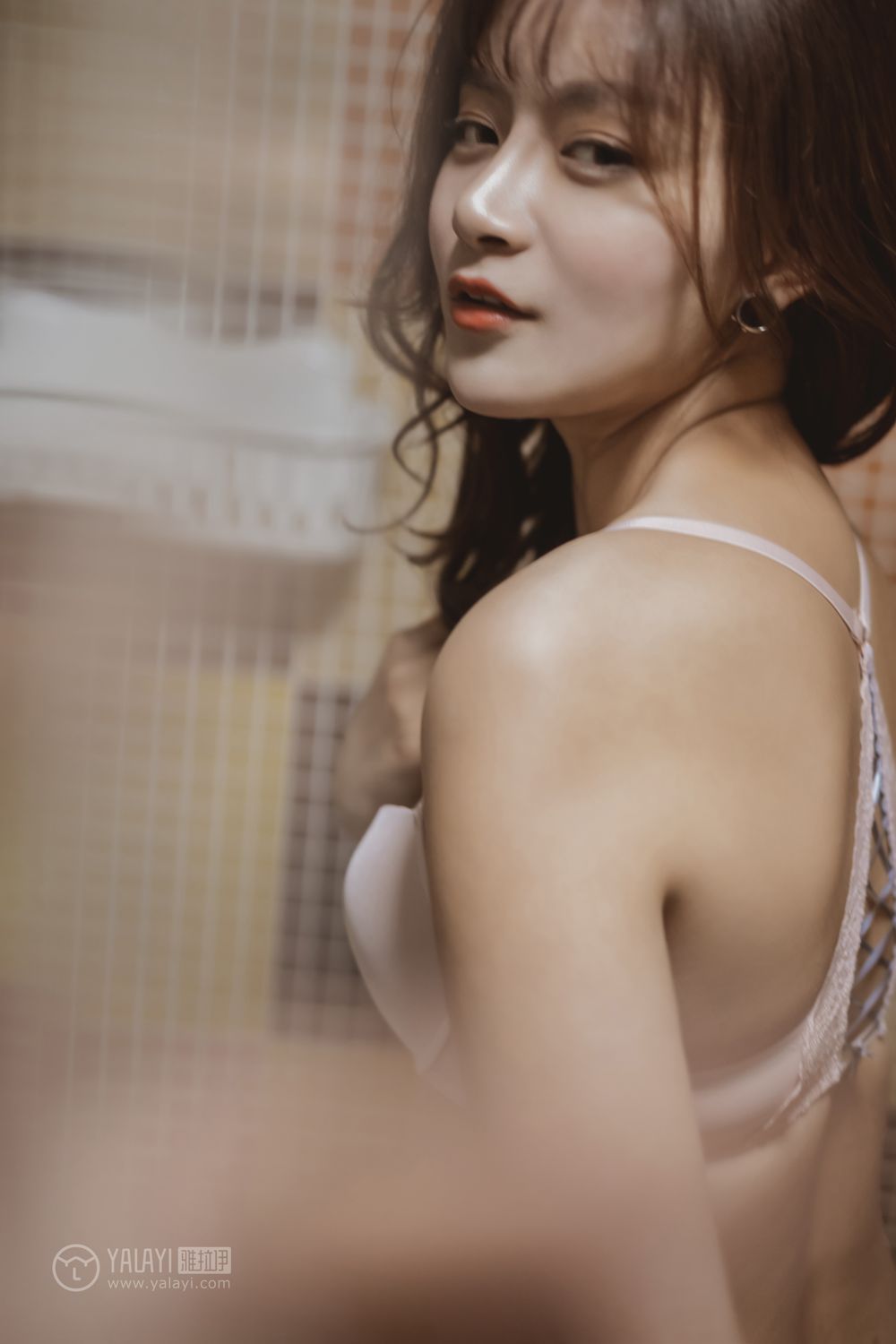 半裸美女原味内衣后翘臀性感写真