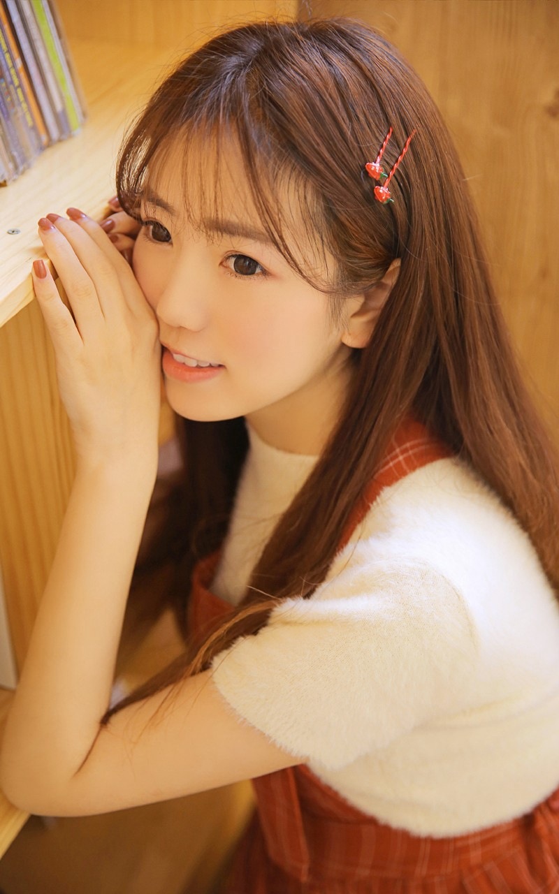 纤细身材小蛮腰内衣美女床上秀美腿