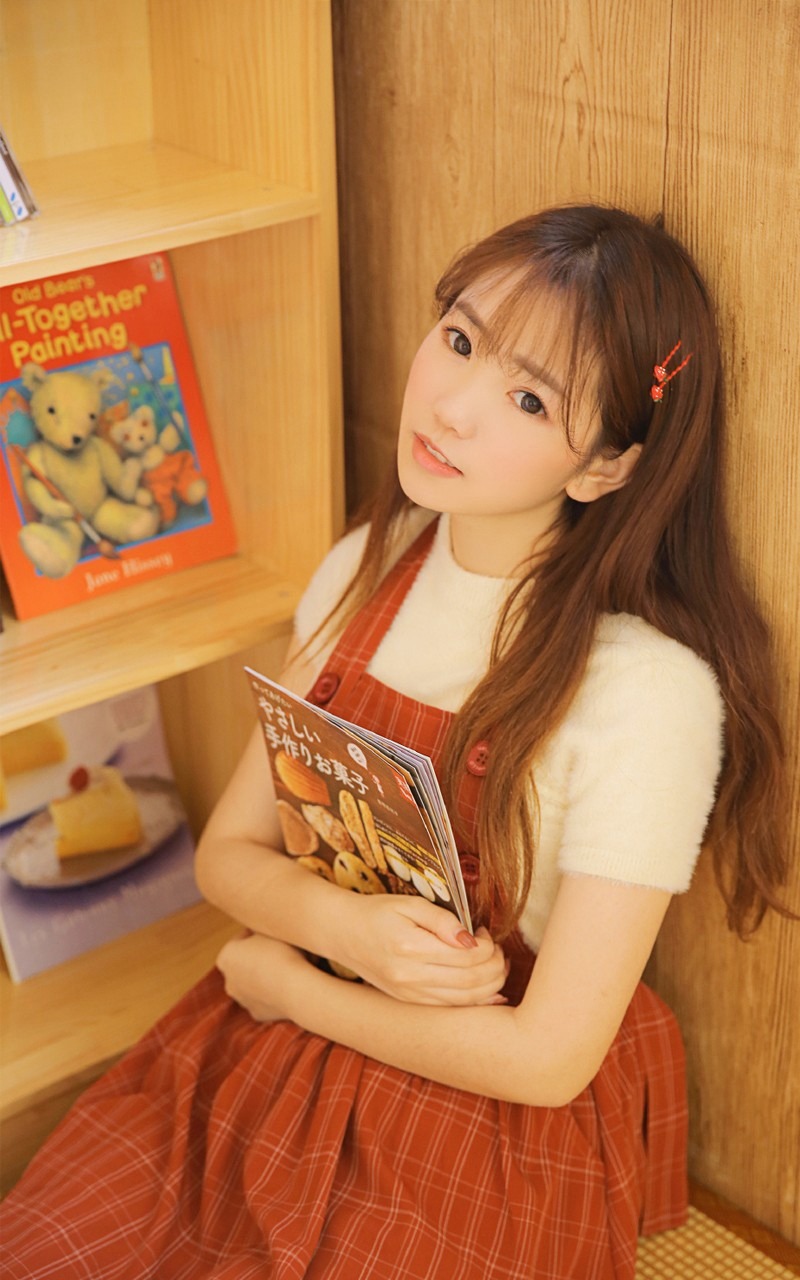 纤细身材小蛮腰内衣美女床上秀美腿