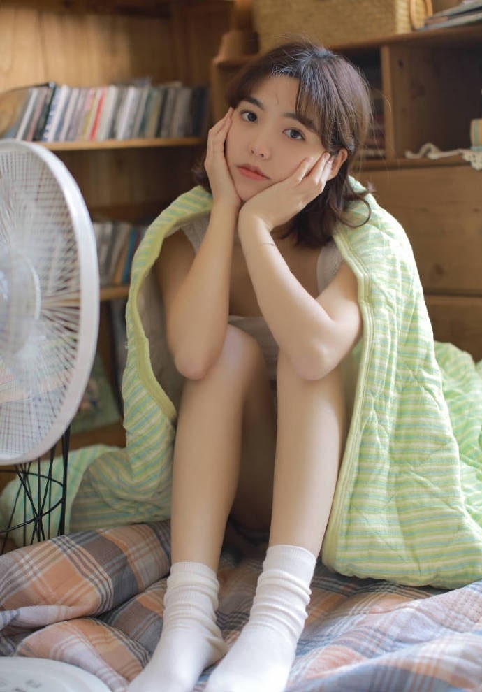 娃娃脸美女白皙纤细美腿性感私房养眼写真图片