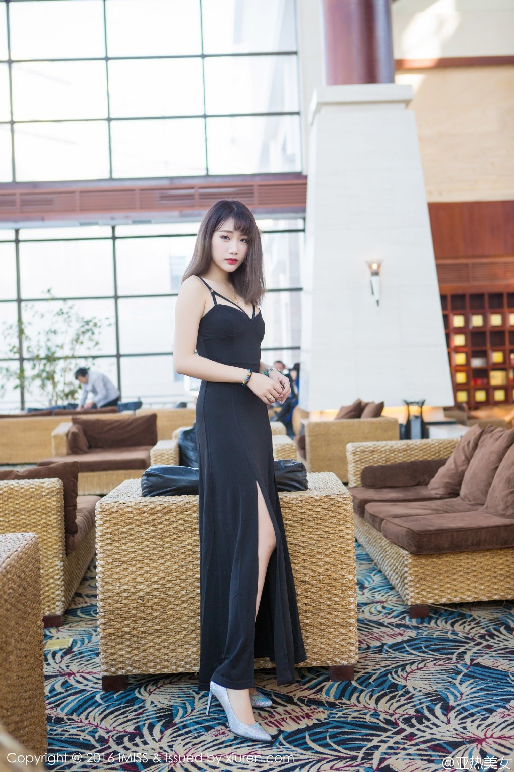 高挑好身材美女开叉裙秀美腿