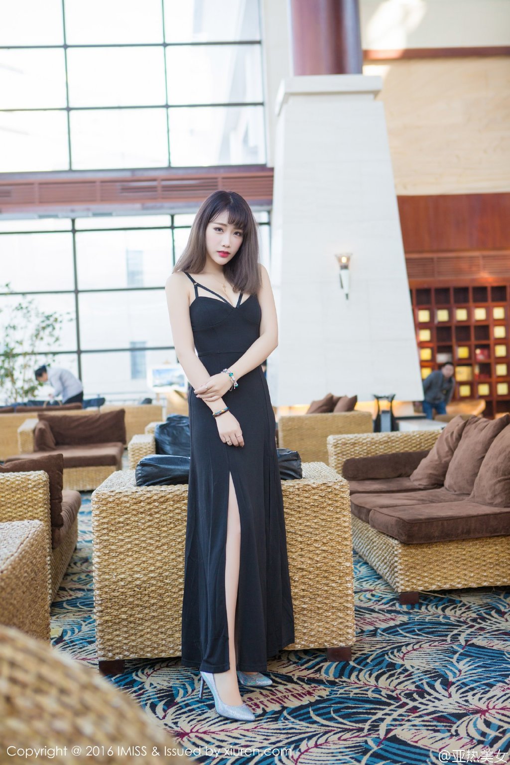 高挑好身材美女开叉裙秀美腿