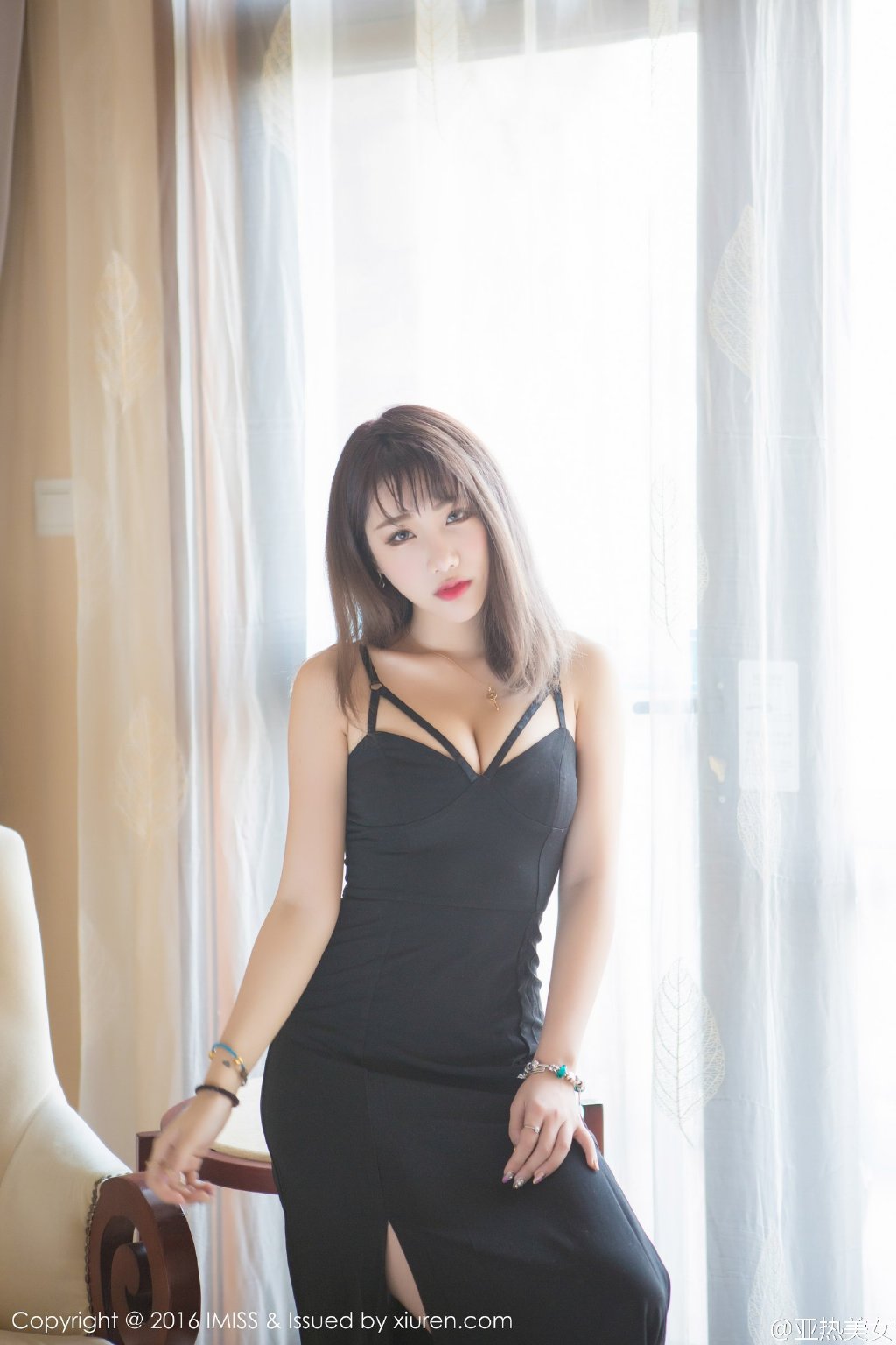 高挑好身材美女开叉裙秀美腿