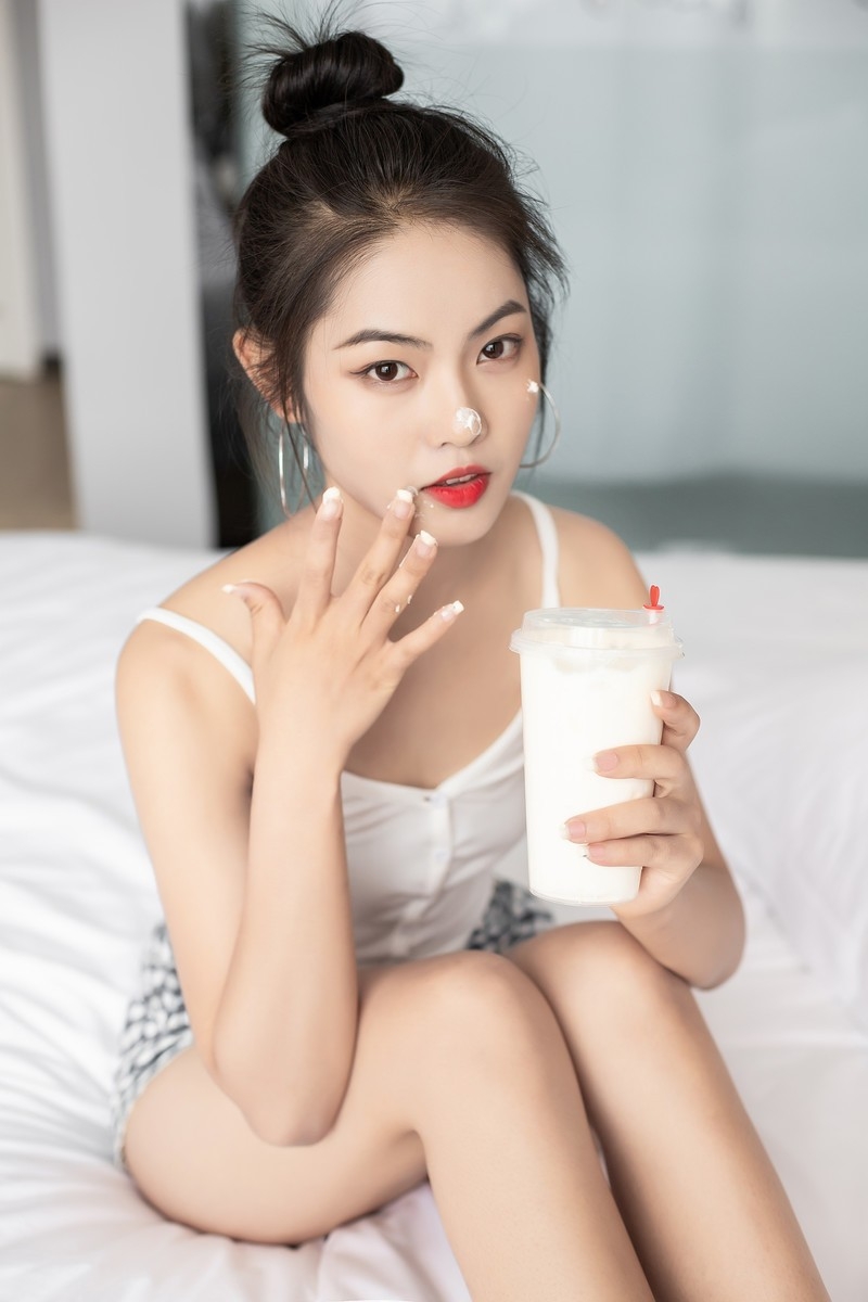 床上美女细腰美腿性感撩人辣图