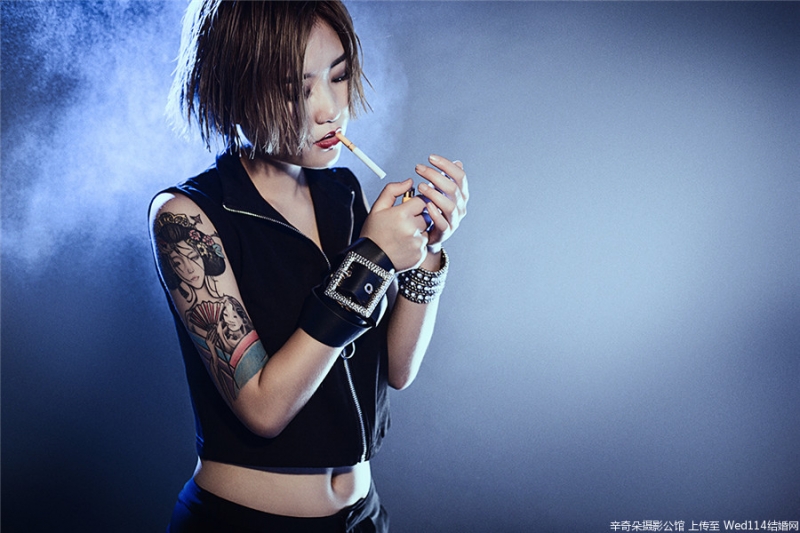 纹身女郎低胸吊带傲人上围私拍