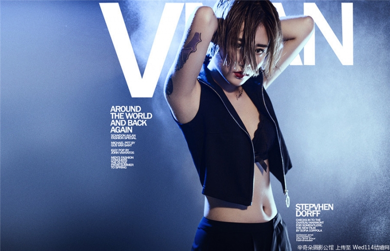 纹身女郎低胸吊带傲人上围私拍