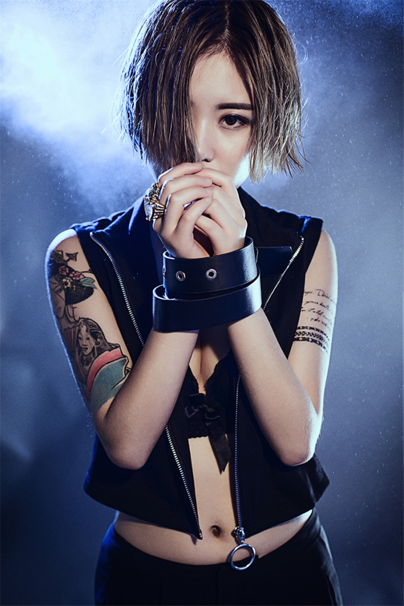 纹身女郎低胸吊带傲人上围私拍