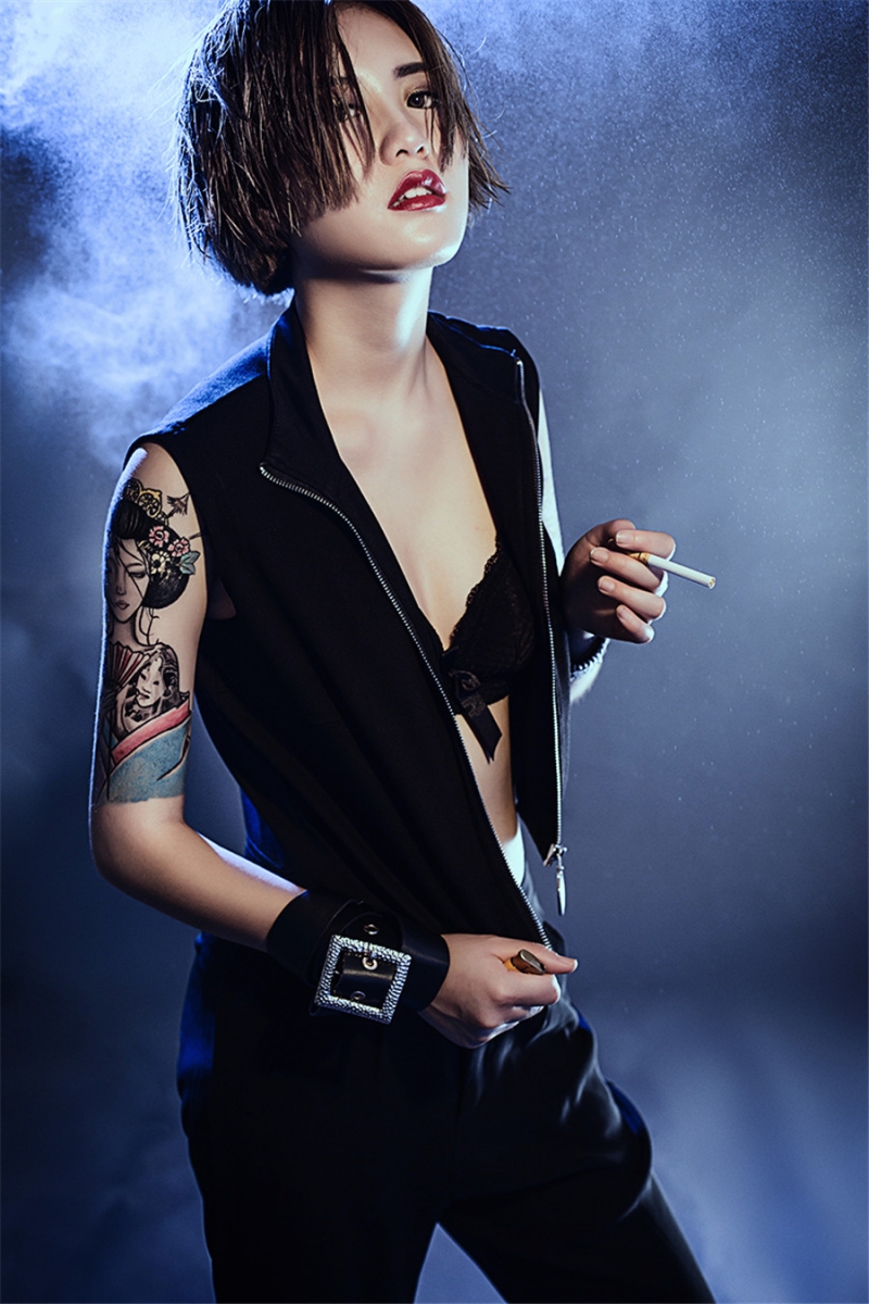 纹身女郎低胸吊带傲人上围私拍