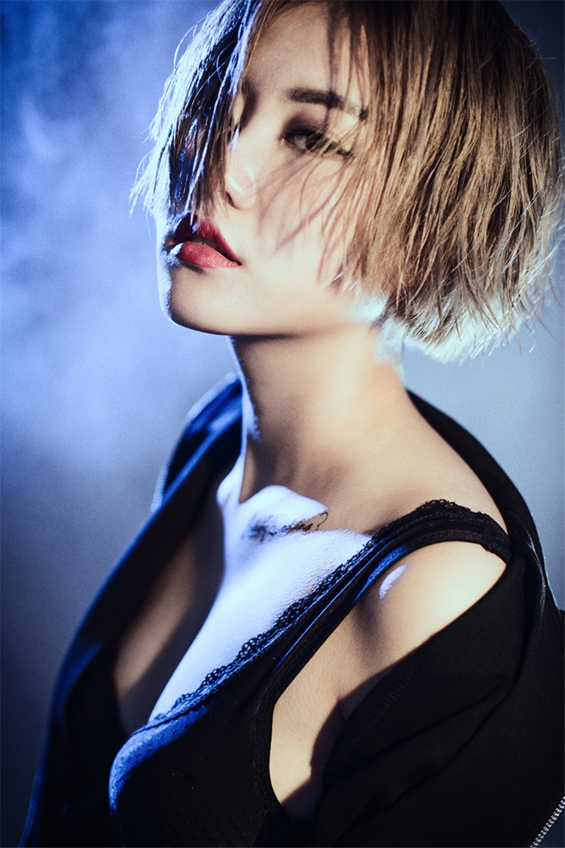 纹身女郎低胸吊带傲人上围私拍