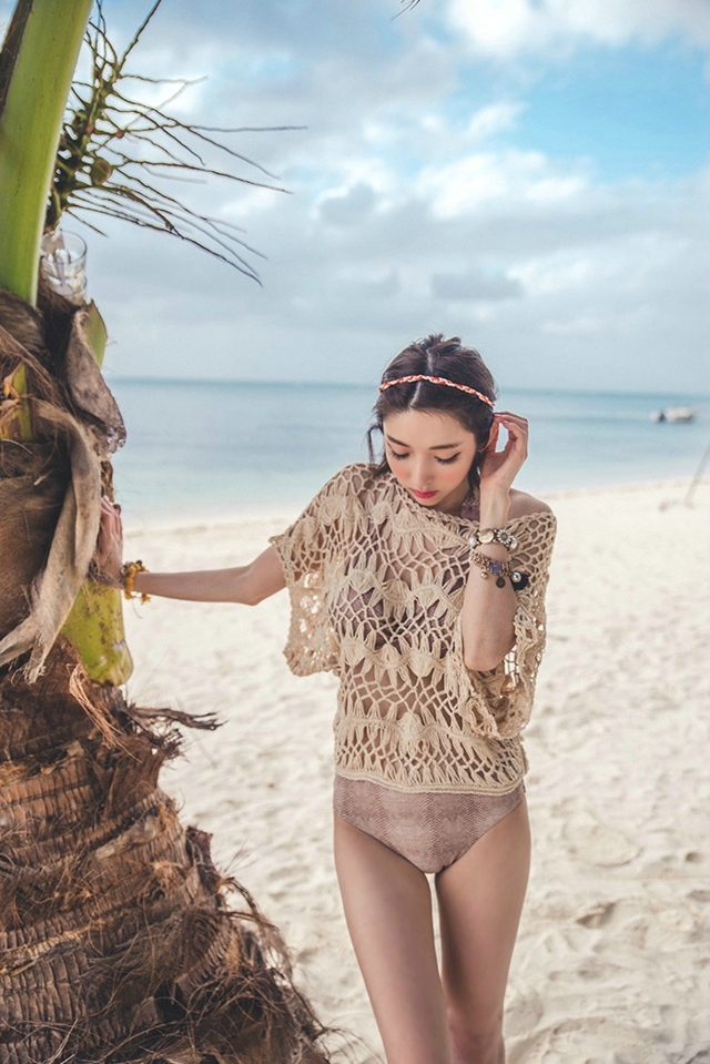 海边美女性感泳衣身姿玲珑有致摄影美图