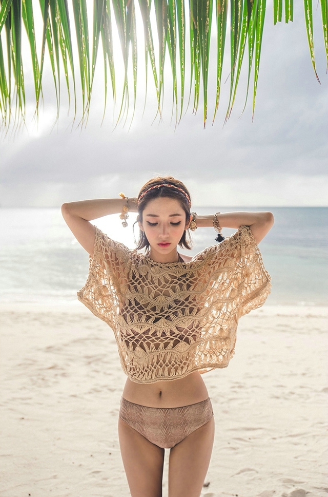 海边美女性感泳衣身姿玲珑有致摄影美图