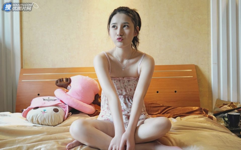 床上美女香肩美腿妩媚写真套图