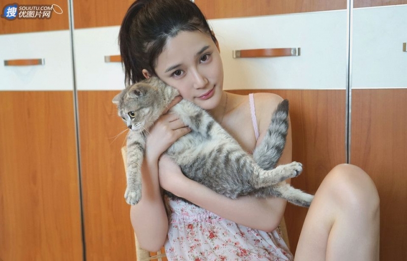 床上美女香肩美腿妩媚写真套图