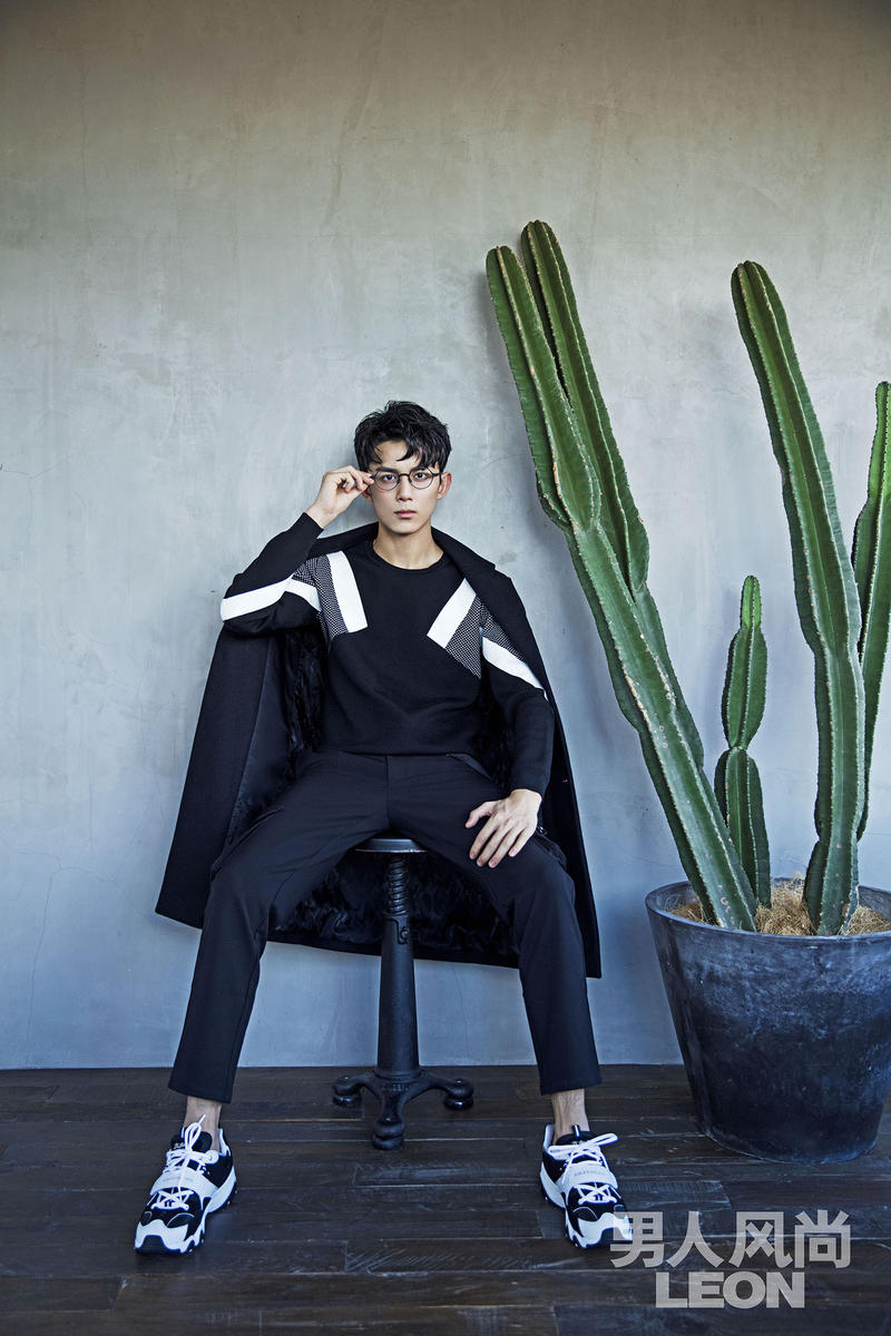 吴磊帅气逼人的文艺风图片  表情酷魅显成熟