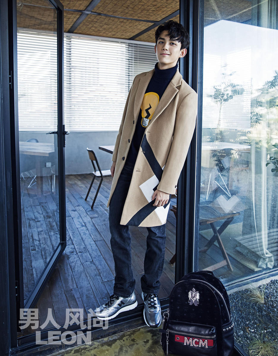 吴磊帅气逼人的文艺风图片  表情酷魅显成熟