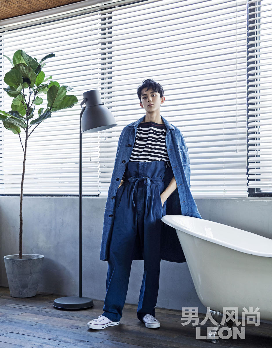 吴磊帅气逼人的文艺风图片  表情酷魅显成熟