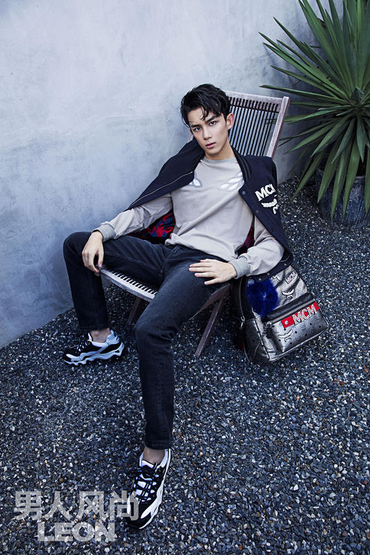 吴磊帅气逼人的文艺风图片  表情酷魅显成熟