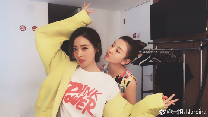 张天爱宋祖儿玩亲亲