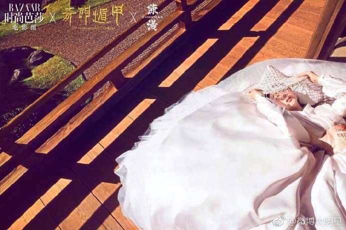 周冬雨《时尚芭莎》封面图片 一袭白衣造型纯净里藏着妖娆