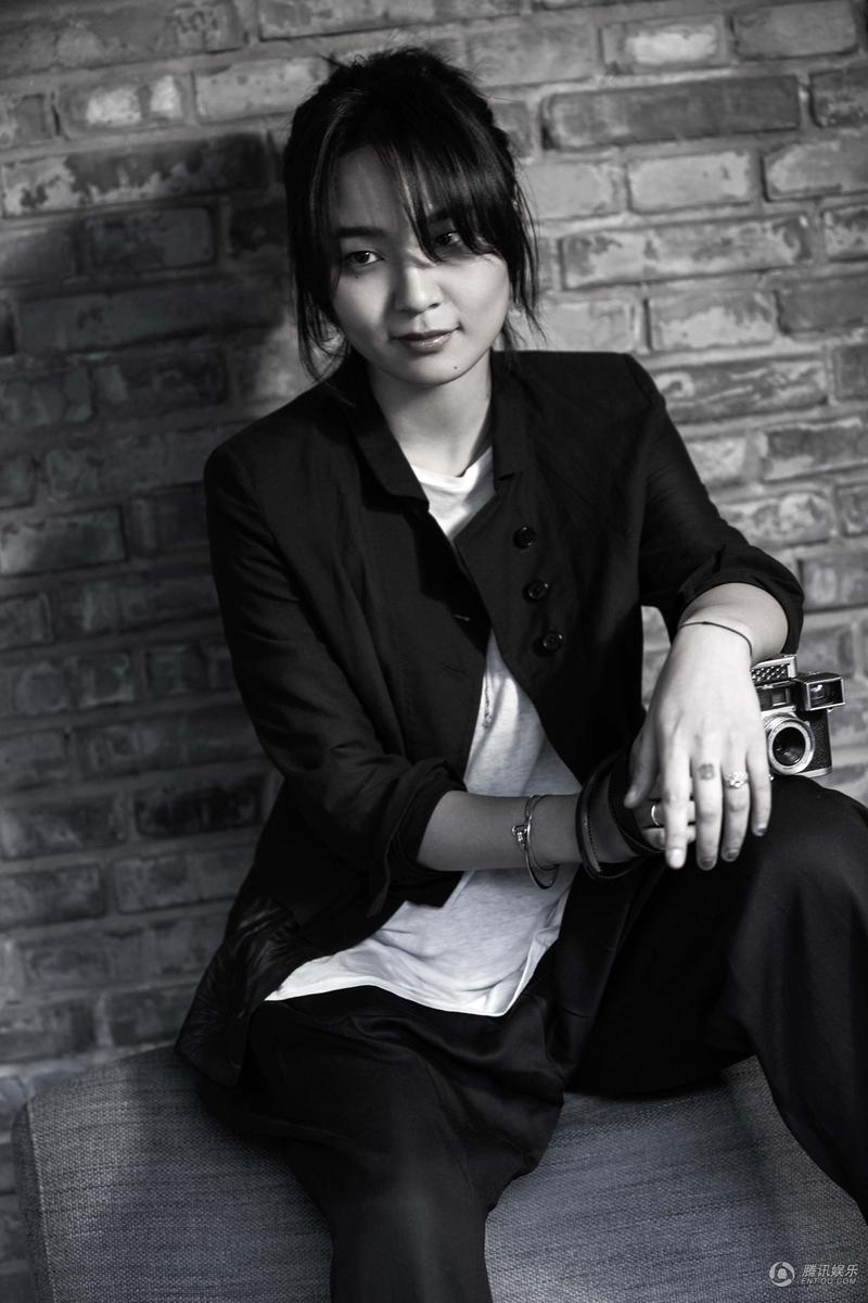 文艺与时尚兼备的周笔畅封面大片