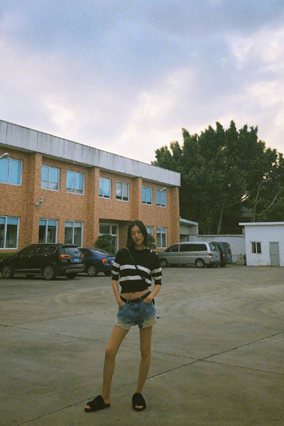 刘雯最新时尚街拍图片 牛仔短裤大秀修长美腿