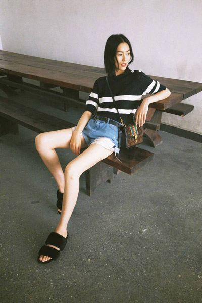 刘雯最新时尚街拍图片 牛仔短裤大秀修长美腿