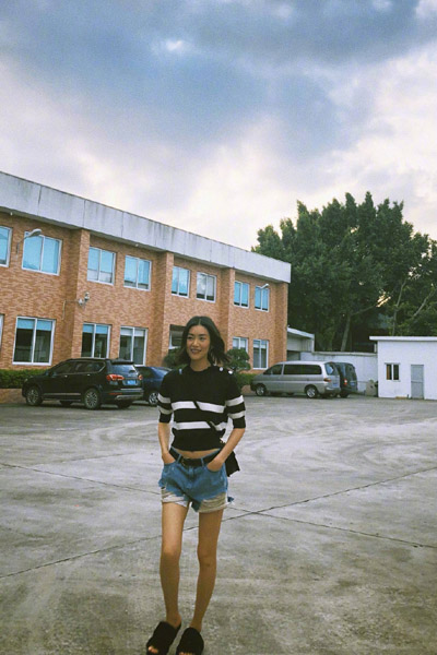 刘雯最新时尚街拍图片 牛仔短裤大秀修长美腿