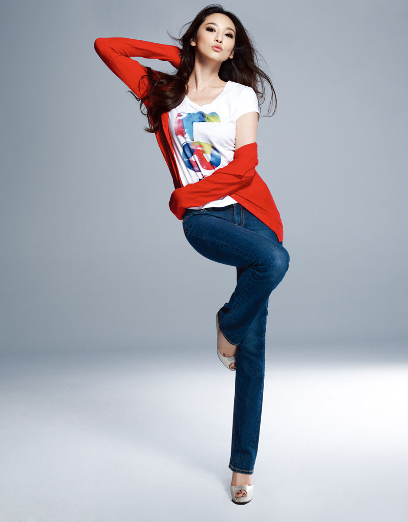 吴佩慈时尚写真图片 凸显完美身材