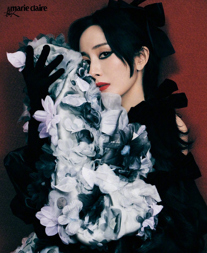 杨幂嘉人虎年新春二月刊性感魅惑与优雅高贵并行