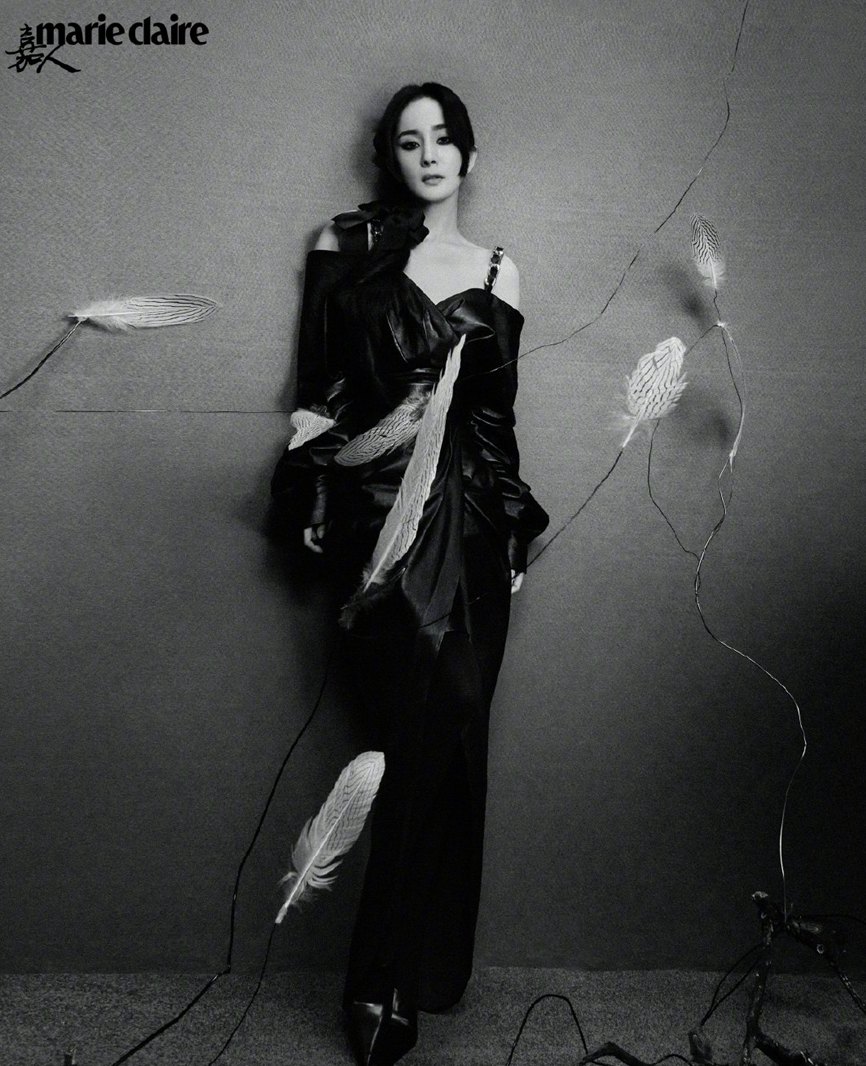 杨幂嘉人虎年新春二月刊性感魅惑与优雅高贵并行