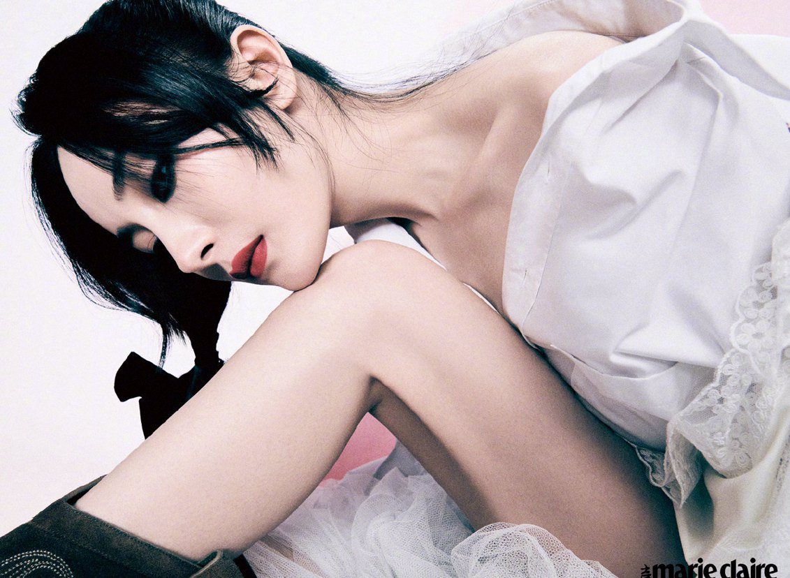 杨幂嘉人虎年新春二月刊性感魅惑与优雅高贵并行