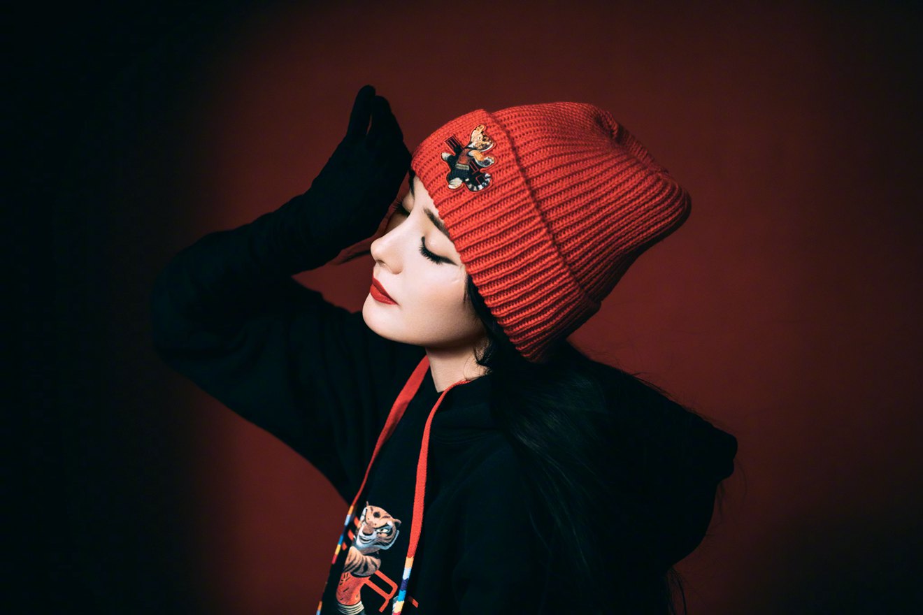 杨幂嘉人虎年新春二月刊性感魅惑与优雅高贵并行