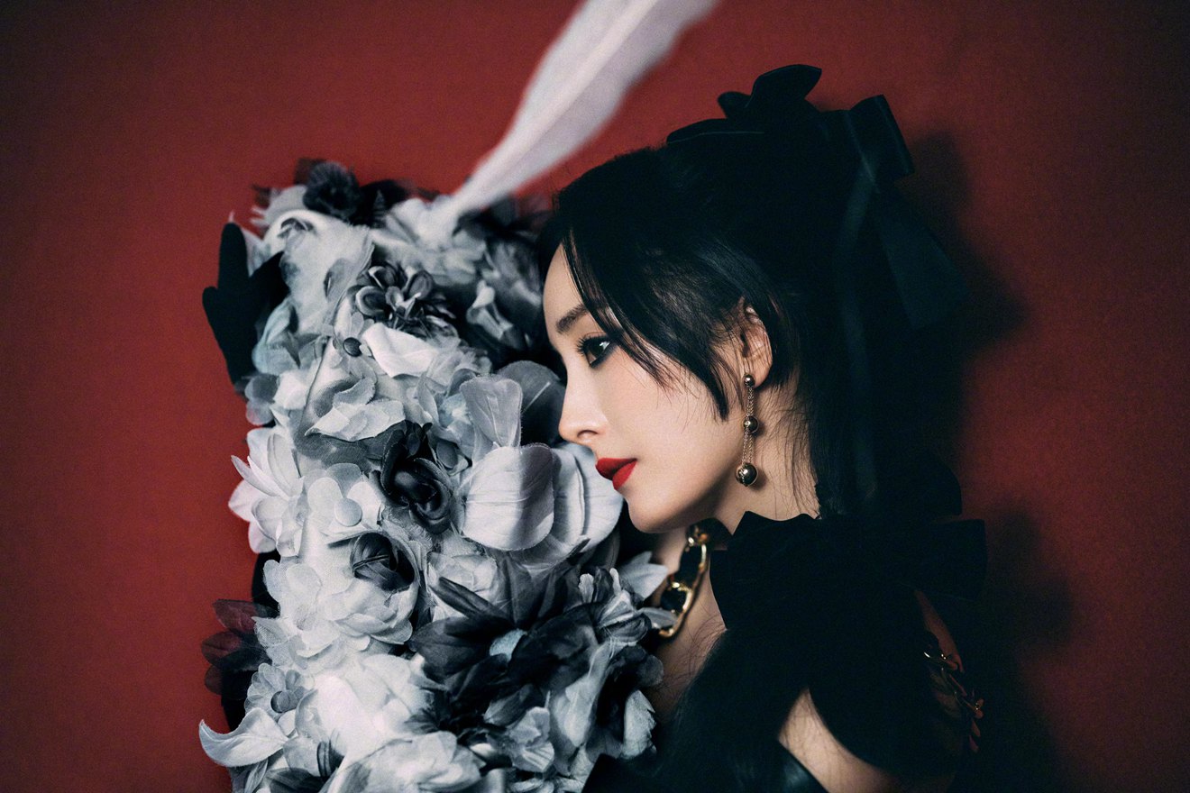 杨幂嘉人虎年新春二月刊性感魅惑与优雅高贵并行