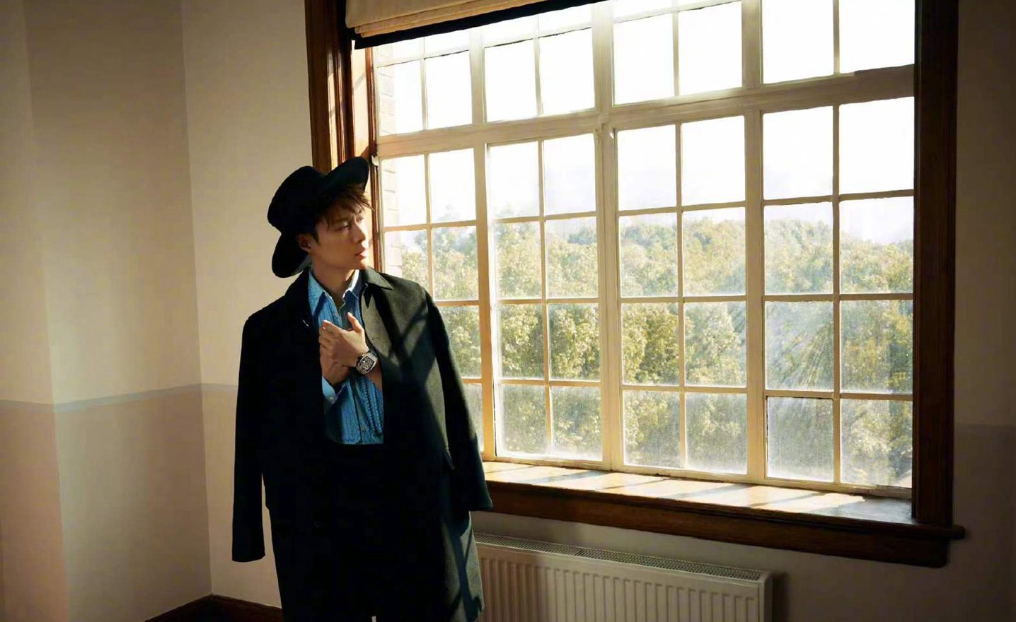 张艺兴演绎一手两表《时尚先生》一月刊封面人物大片