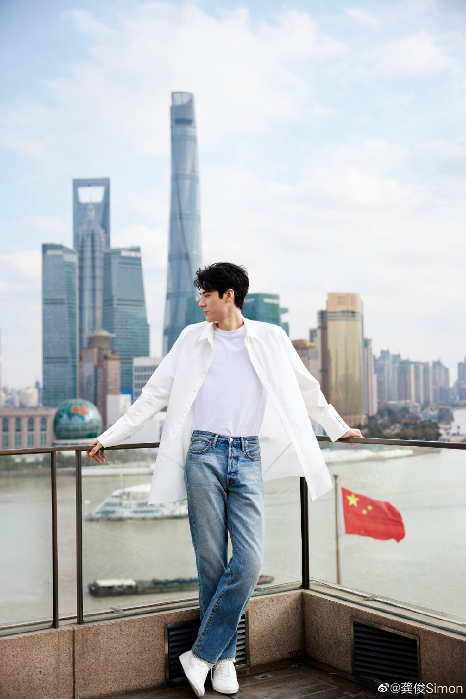 龚俊白衬衫牛仔裤清爽帅气写真