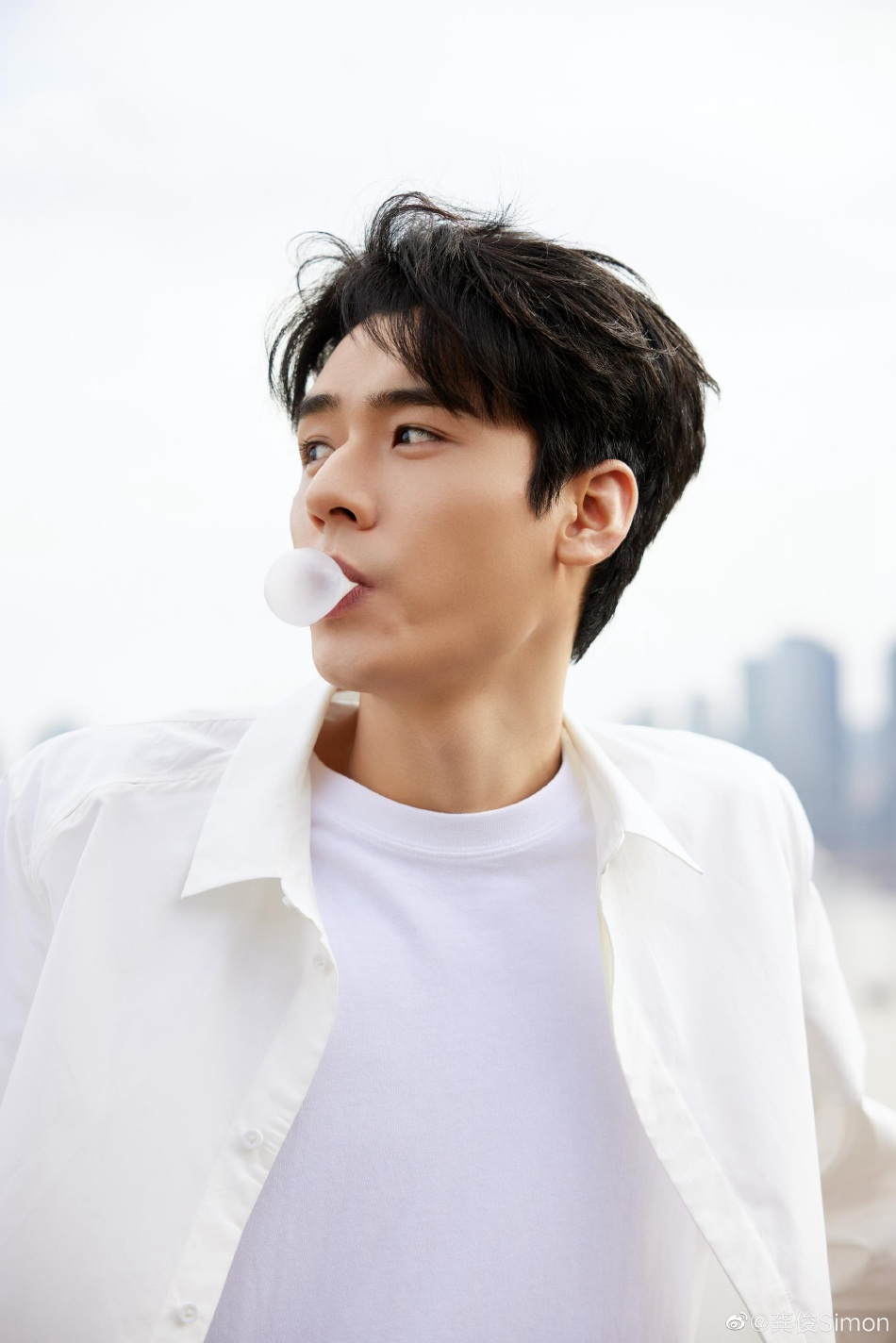 龚俊白衬衫牛仔裤清爽帅气写真