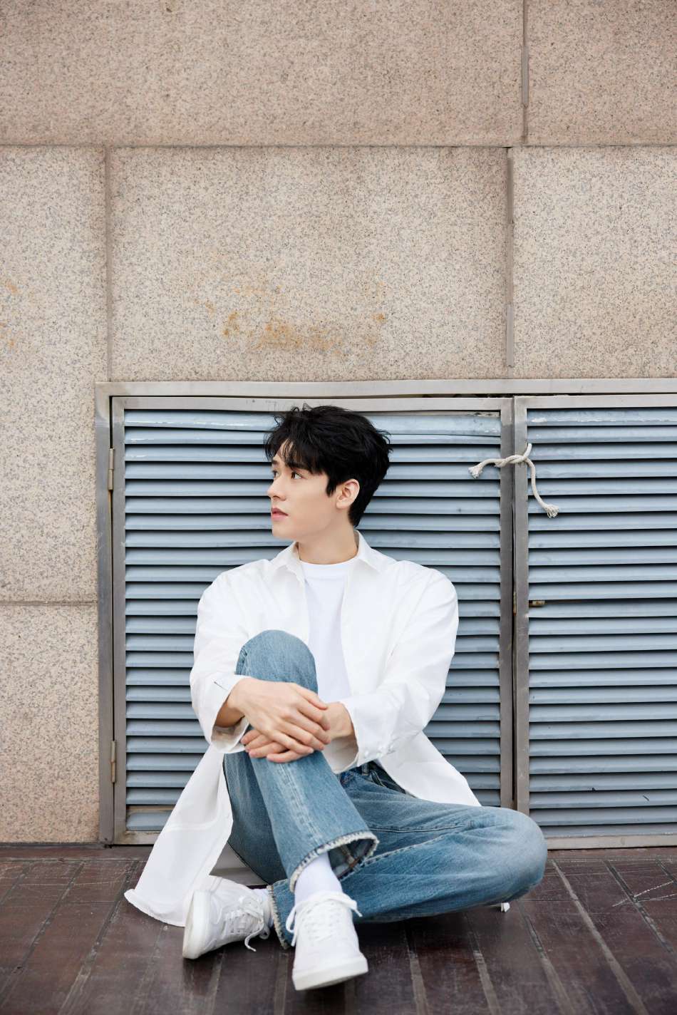 龚俊白衬衫牛仔裤清爽帅气写真