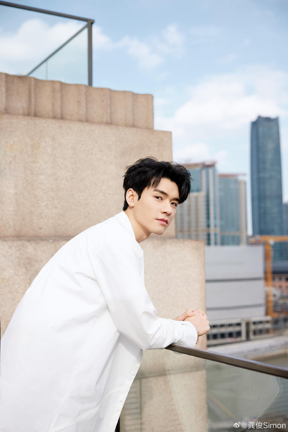 龚俊白衬衫牛仔裤清爽帅气写真